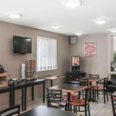 Econo Lodge Inn&Suites Downtown Toronto Zewnętrze zdjęcie