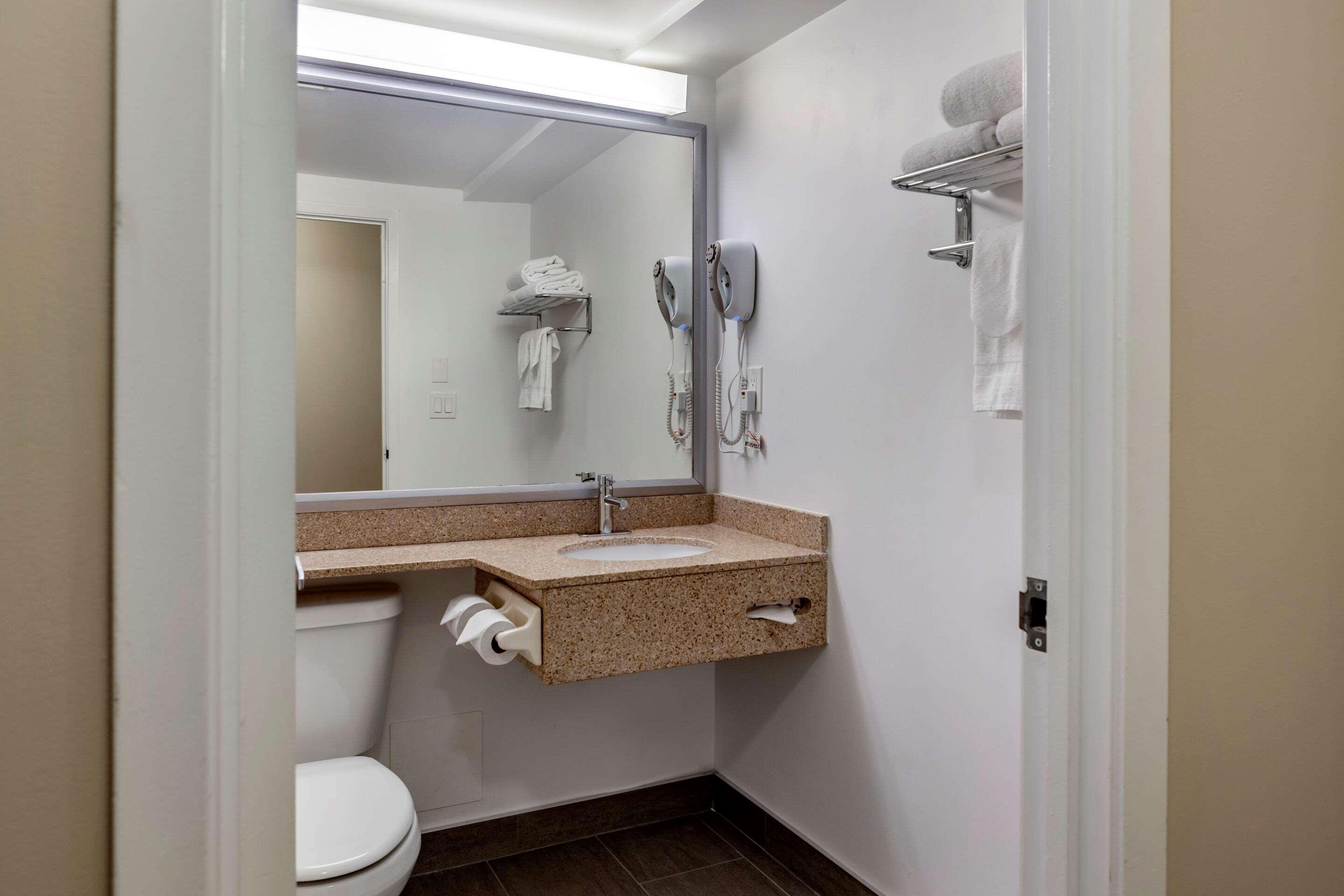Econo Lodge Inn&Suites Downtown Toronto Zewnętrze zdjęcie